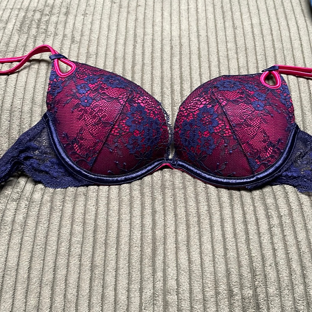 Victoria’s Secret bra 32B lacy